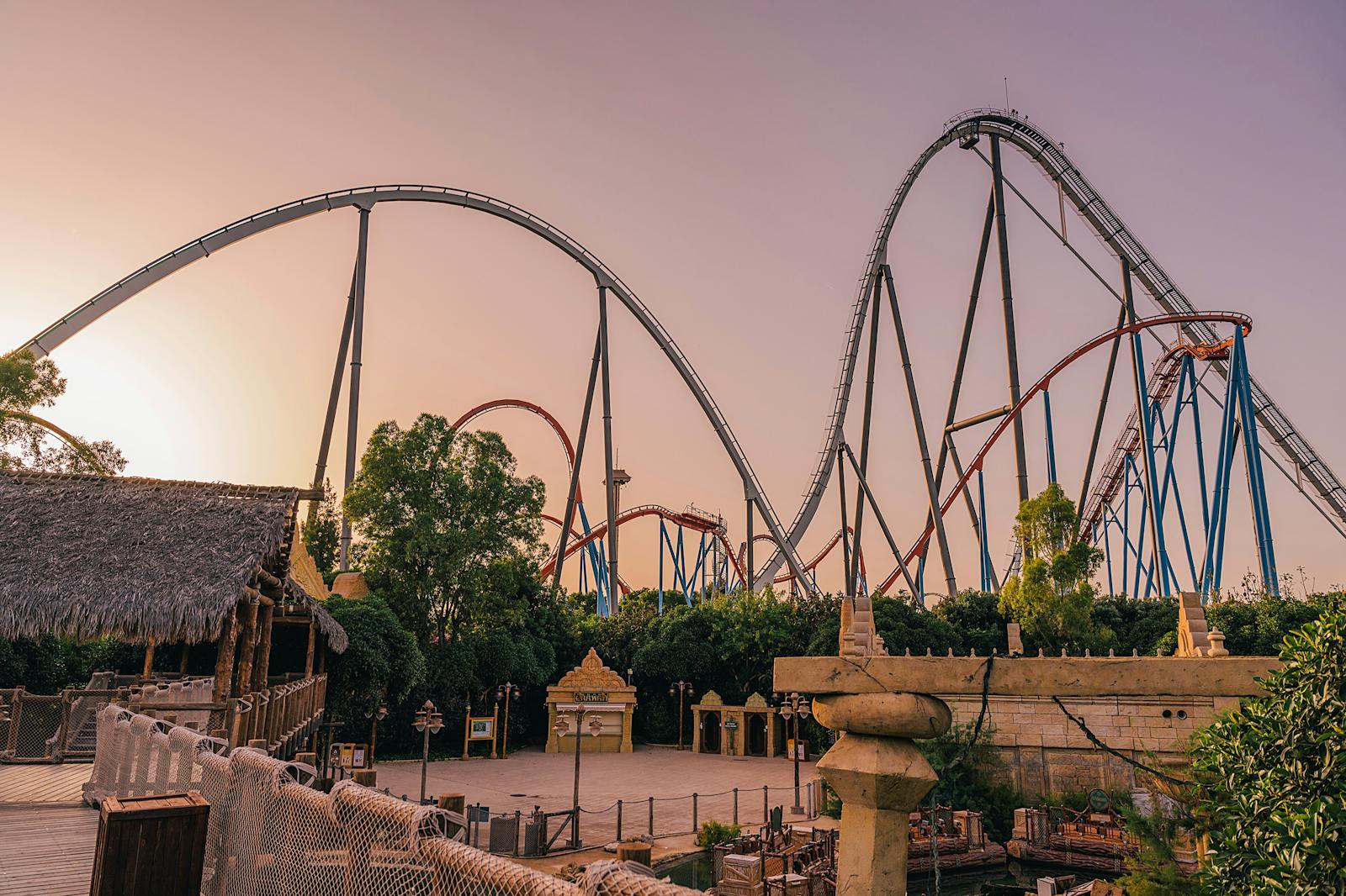 Naphajtókorú hegyi csúszda a PortAventura World-ban