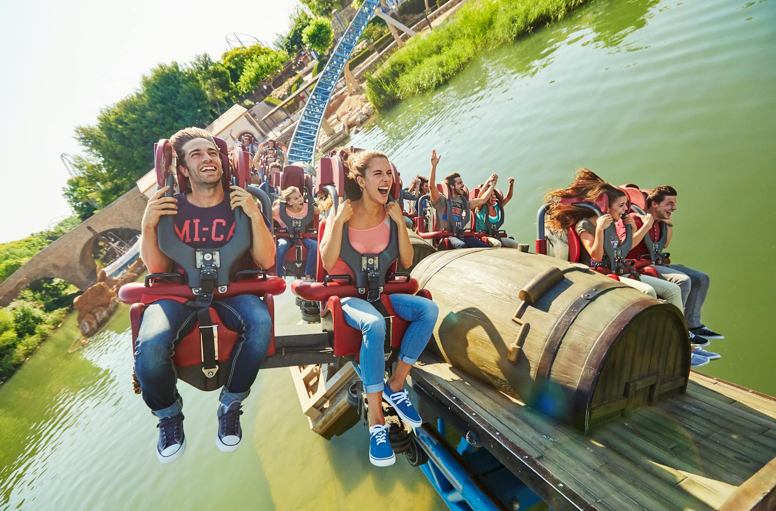 Örömteli látogatók egy PortAventura World attrakcióban
