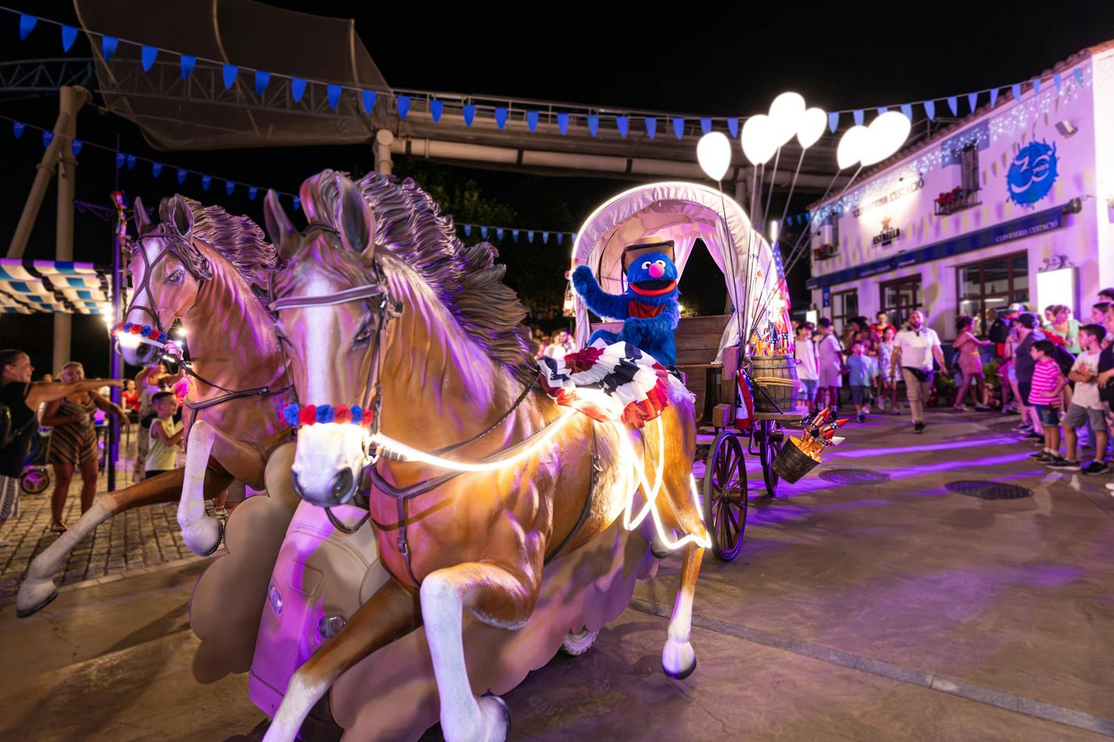 PortAventura World karakterek éjszakai felvonuláson