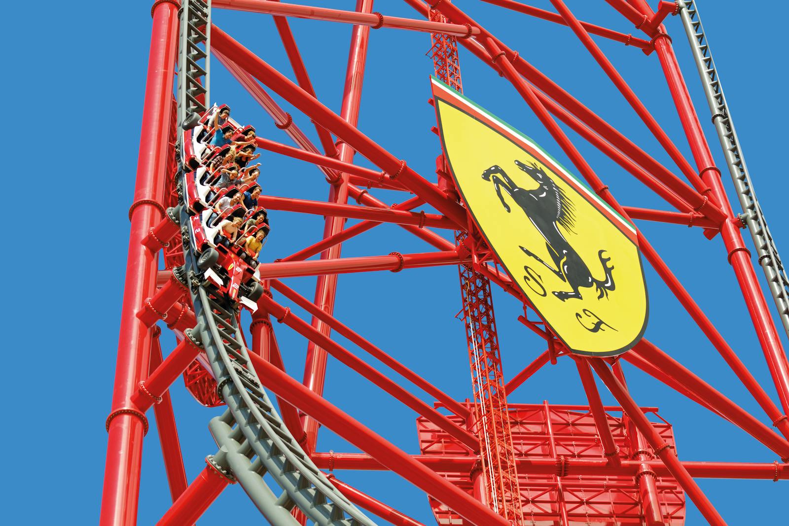 Ferrari-åk på PortAventura World under en blå himmel