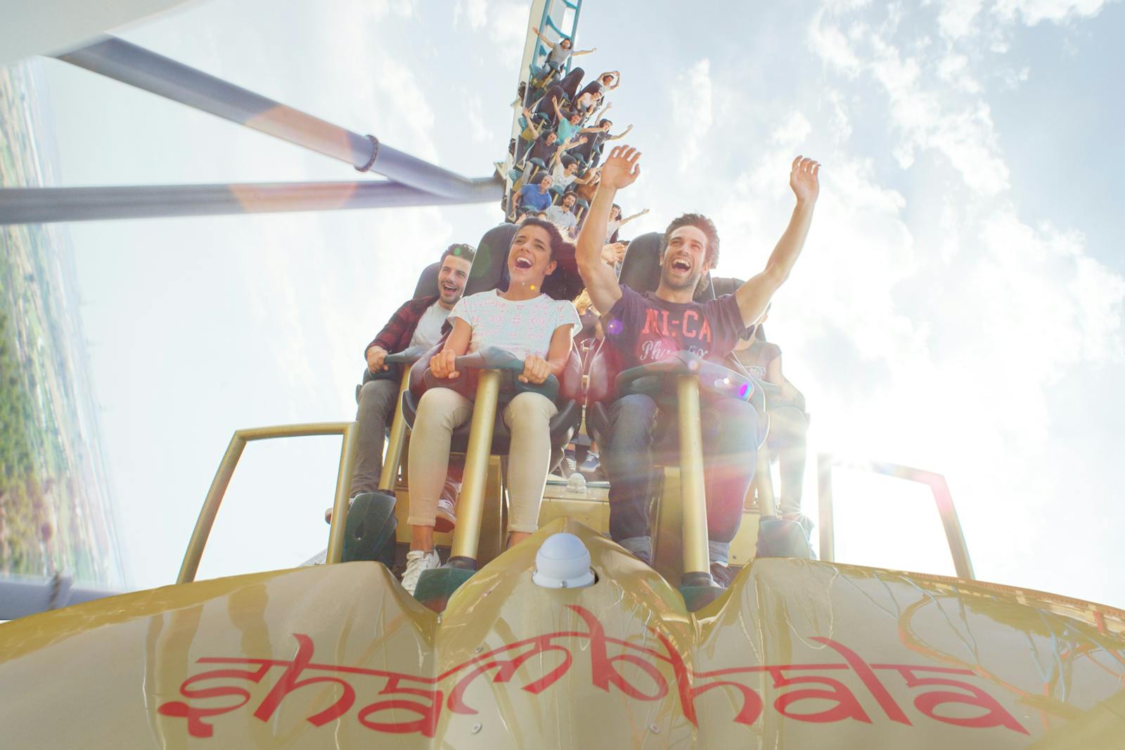 Glada besökare på en attraktion i PortAventura World
