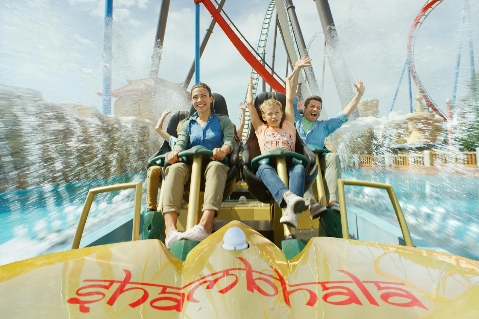 PortAventura World Shambhala 游乐设施上快乐的一家人